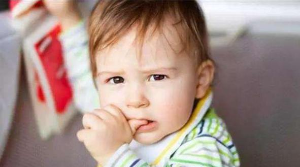 宝宝一到晚上就挠头挠屁股,宝宝每晚睡不好各种挠