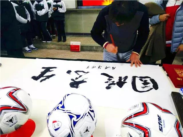 以球会友感受青山绿水红钢城别样精彩