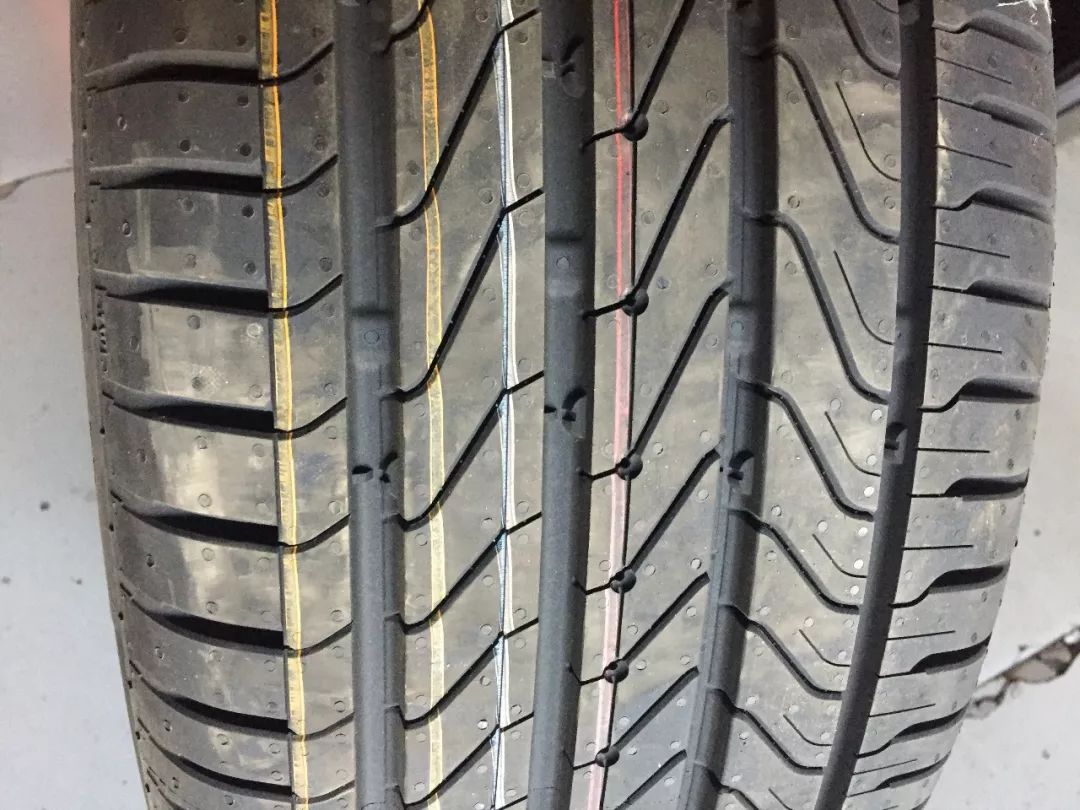 刚换的新胎是不是不好开,开了快五万公里了需要换胎吗