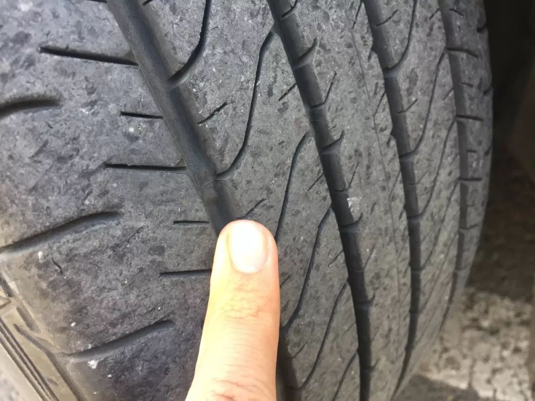 刚换的新胎是不是不好开,开了快五万公里了需要换胎吗