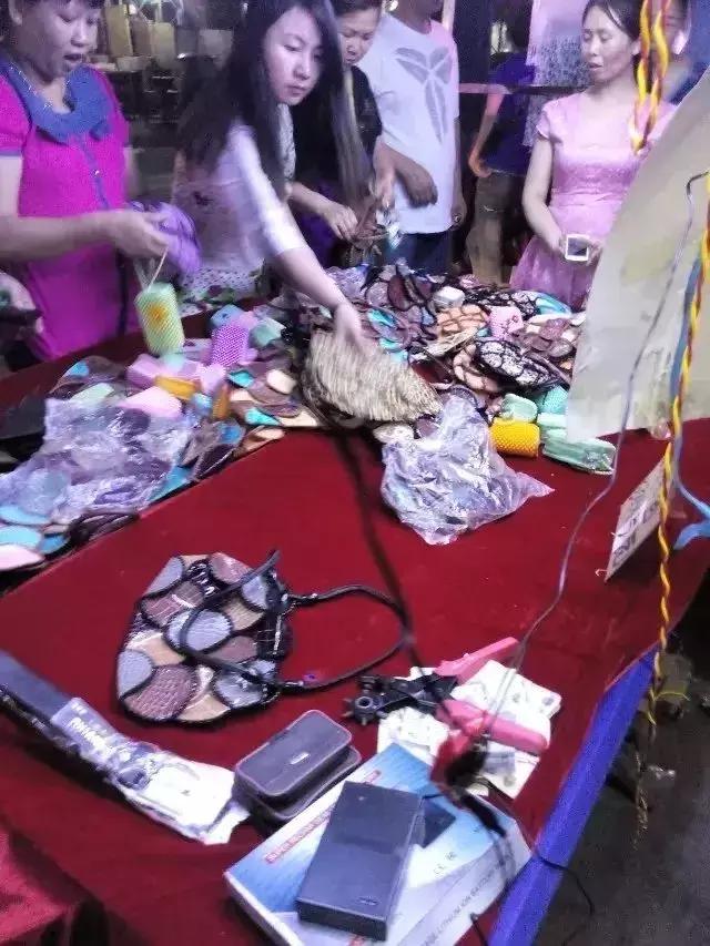 地摊卖什么最吸引人视频,地摊卖什么东西最好卖又赚钱