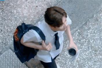 吴亦凡穿秋裤，鹿晗保温杯不离手，爱豆都这么佛系了吗？