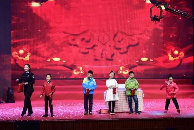 警察震撼人心的表演节目,慰问演出感动