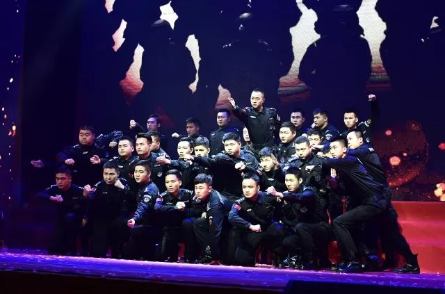 警察震撼人心的表演节目,慰问演出感动