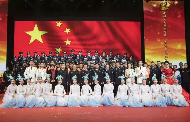 警察震撼人心的表演节目,慰问演出感动