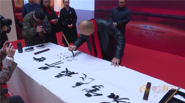 中国雪茄首个“世界之最”全长119.18米雪茄烟在什邡诞生