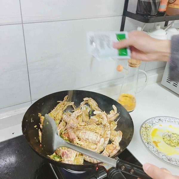 椒盐皮皮虾鲜香脆爽的做法,椒盐皮皮虾可以用冷冻皮皮虾做吗