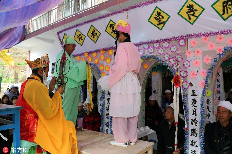 女鼓手去世完整版,丧礼女乐队奏哀乐