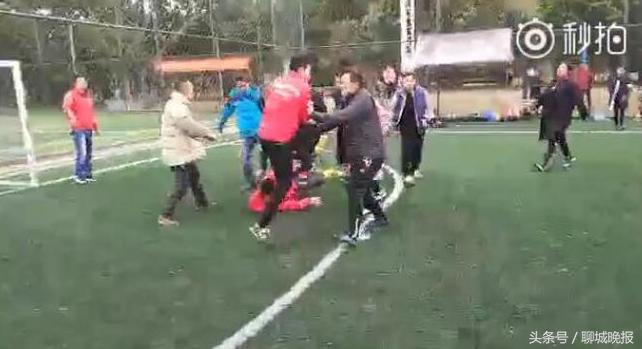 青少年足球比赛踹人事件,青少年足球赛冲突事件