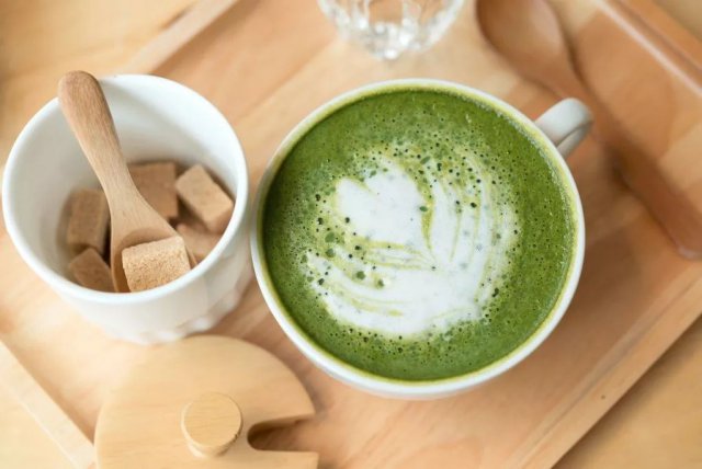 男明星喝奶茶合集,男子一夜喝十杯奶茶