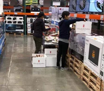 中国大妈海外战斗力尽显：10秒钟抢空货柜 老外以为在打架