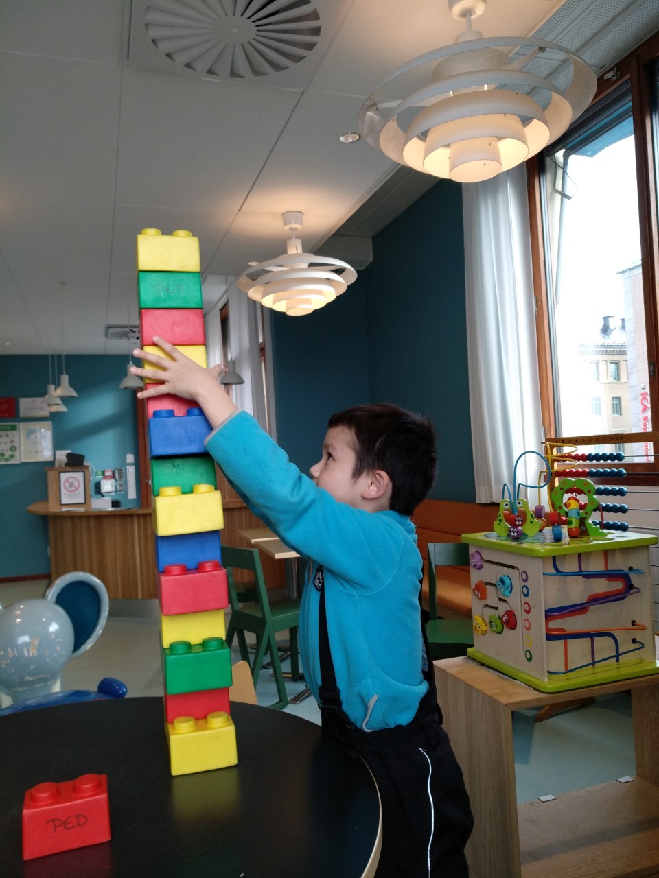 小孩子换牙门牙长出来歪的怎么办,小孩子长门牙中间缝隙大怎么办