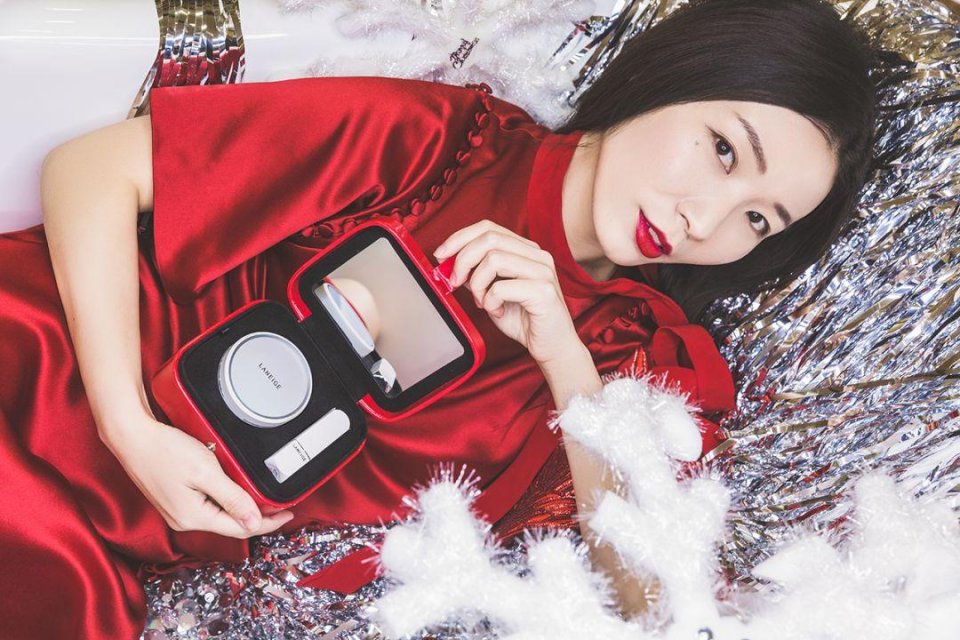 跟着宋慧乔、李圣经一起打造“新年妆”，你看怎么样？