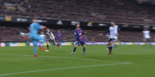 飞膝足以致命！梅西遭对手防守过度险受重伤，好在有惊无险！