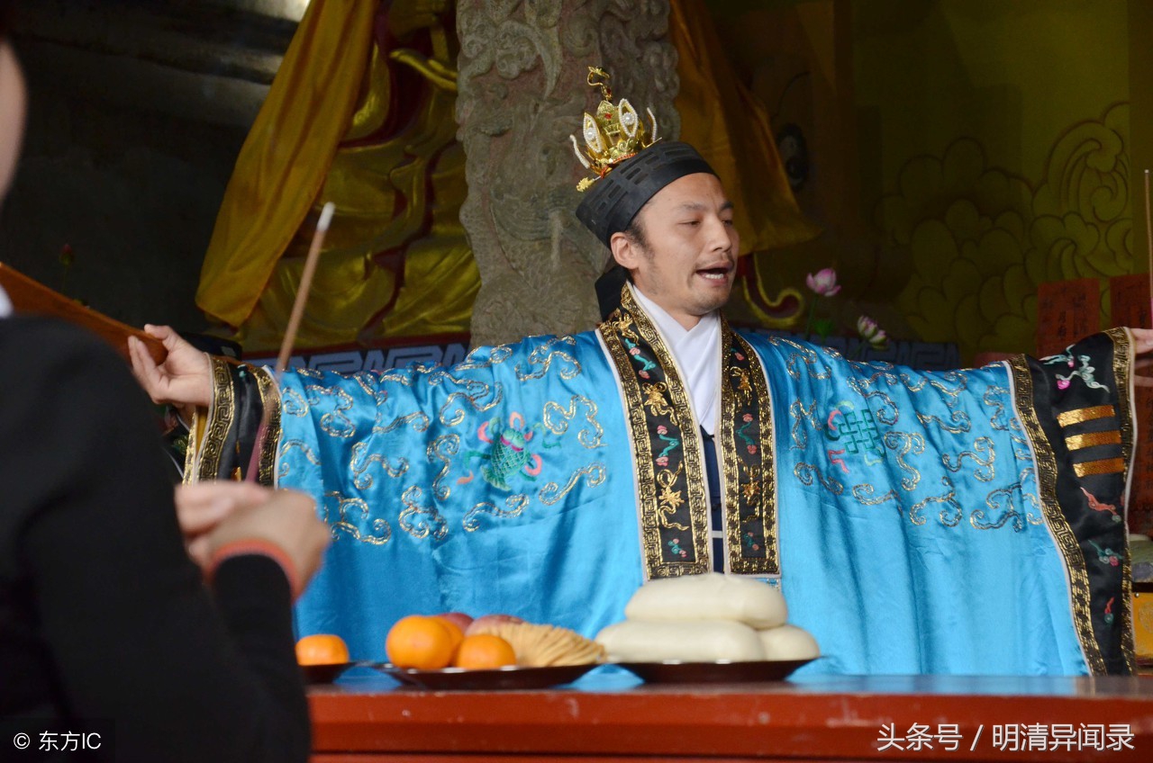 他于千年古钟中放出一白猿，白猿报恩送他三本天书，却惹出了大祸