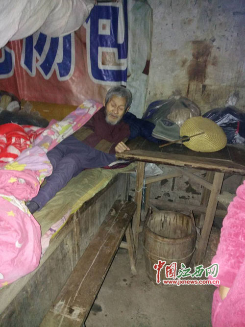 乐平版“酒干倘卖无”侄子带病照顾卧床十五年孤寡老人