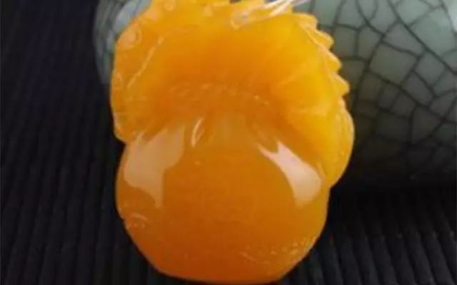 琥珀蜜蜡鉴别真假方法大揭秘,在家怎么鉴别琥珀蜜蜡真假的方法