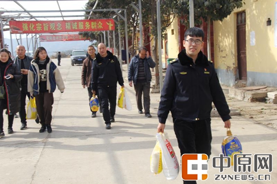 爱心志愿团走访慰问贫困家庭,爱心团队走访慰问困难群众