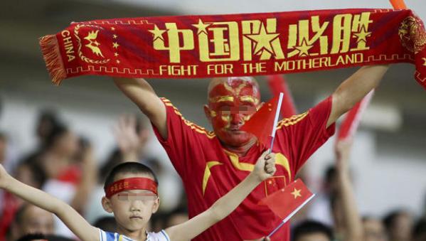 少年光脚踢球,少年光脚走烧红的铁板