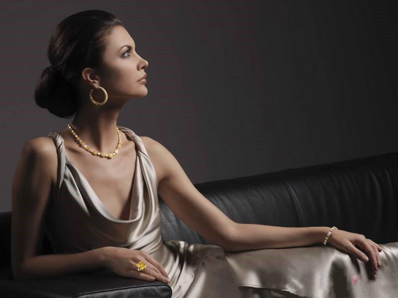 彩钻配什么颜色衣服,七彩钻宝石搭配衣服