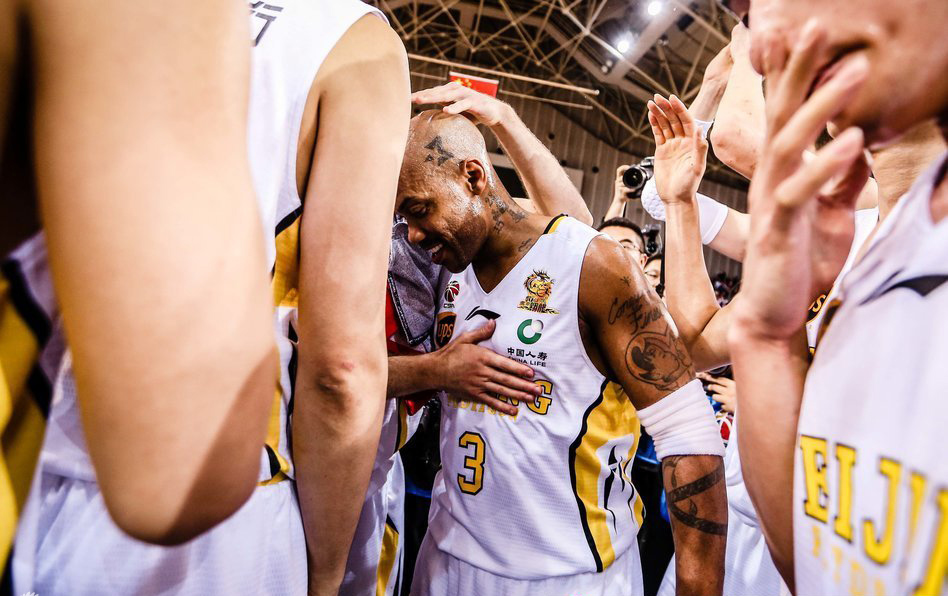 马布里球迷落泪感人瞬间,球迷评价马布里