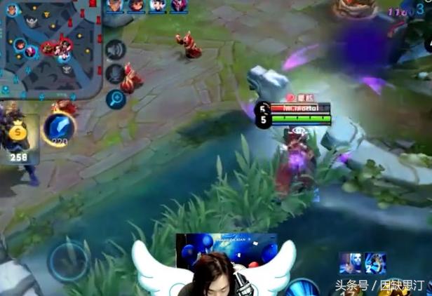 大仙试玩王者足球模式！走位也躲不过被踢命运！和蔼笑容逐渐狰狞