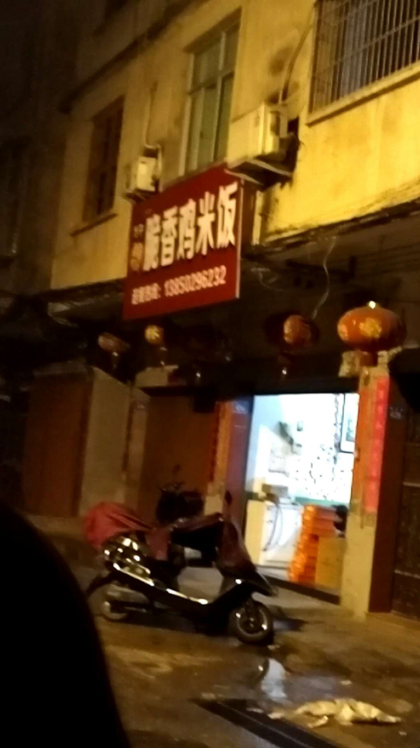 安福电商城：“阿迪耐克”百元无奈只敢深夜开张，严打屡禁不止！