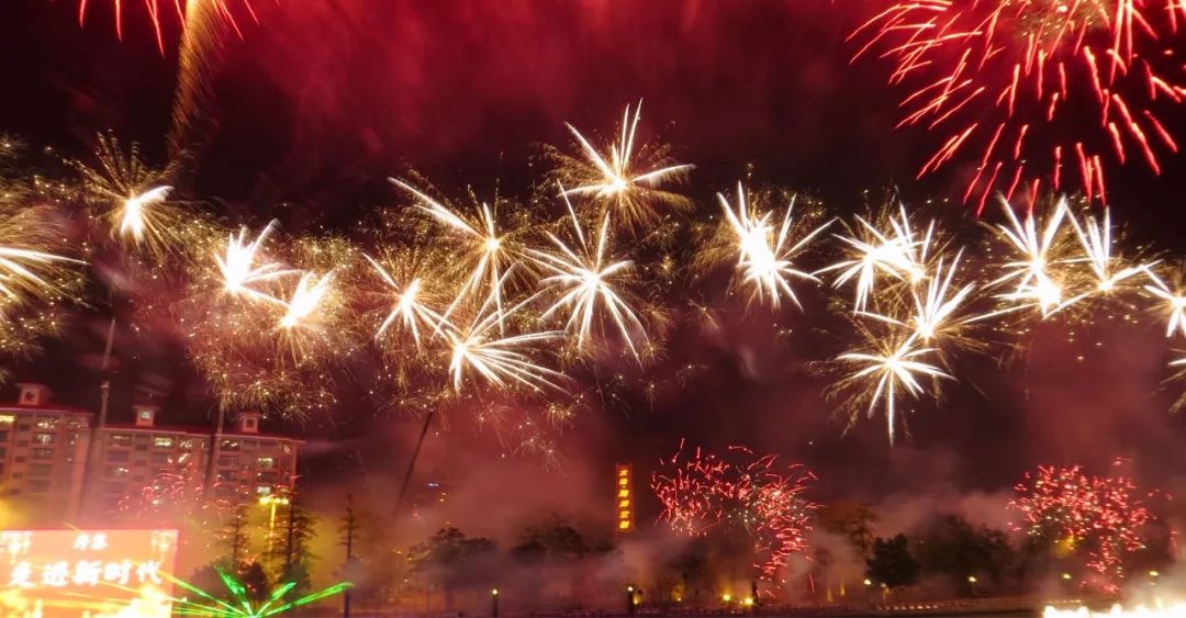 美爆了广州小蛮腰夜景,美爆了的紫色烟花