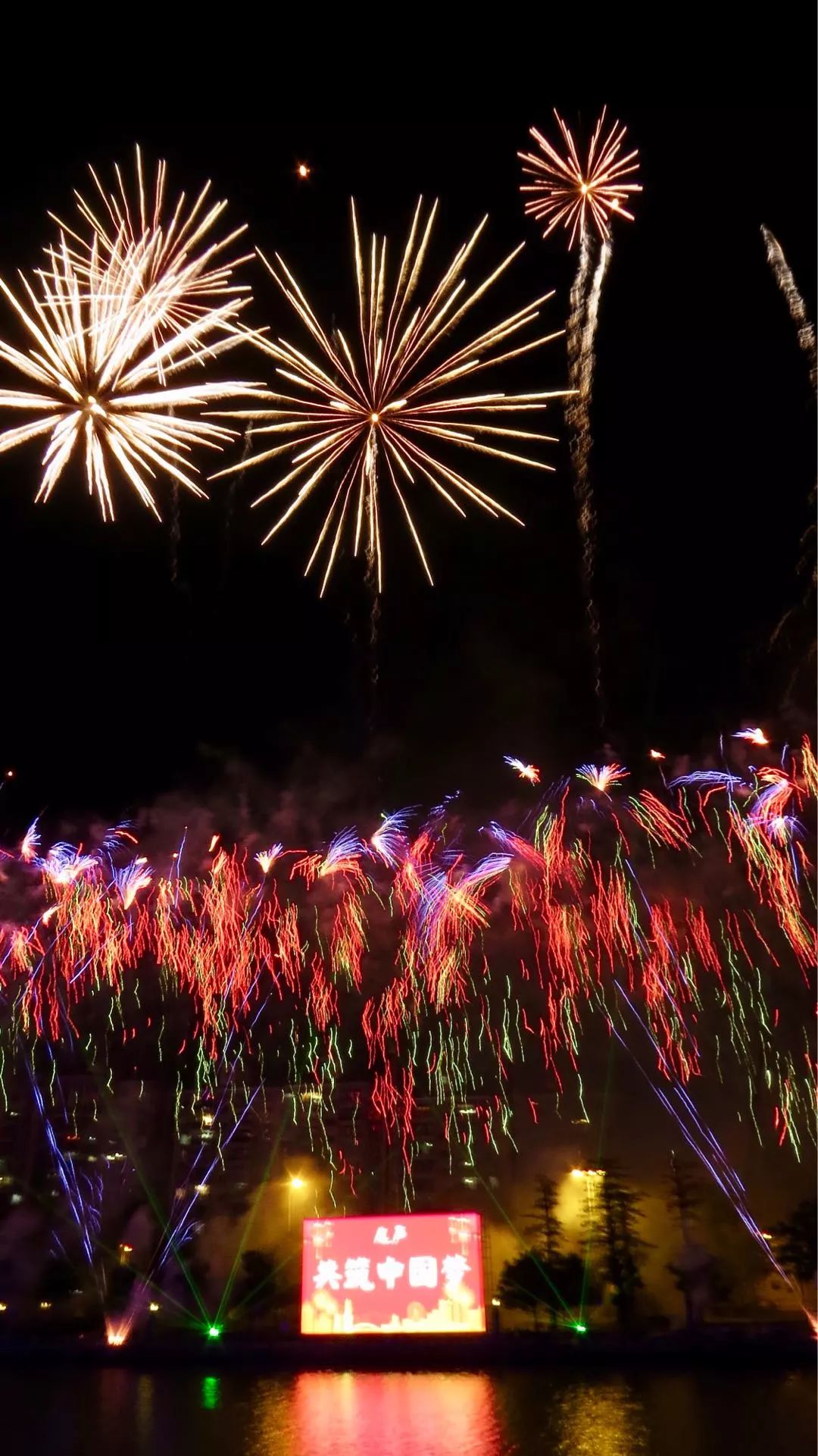 美爆了广州小蛮腰夜景,美爆了的紫色烟花