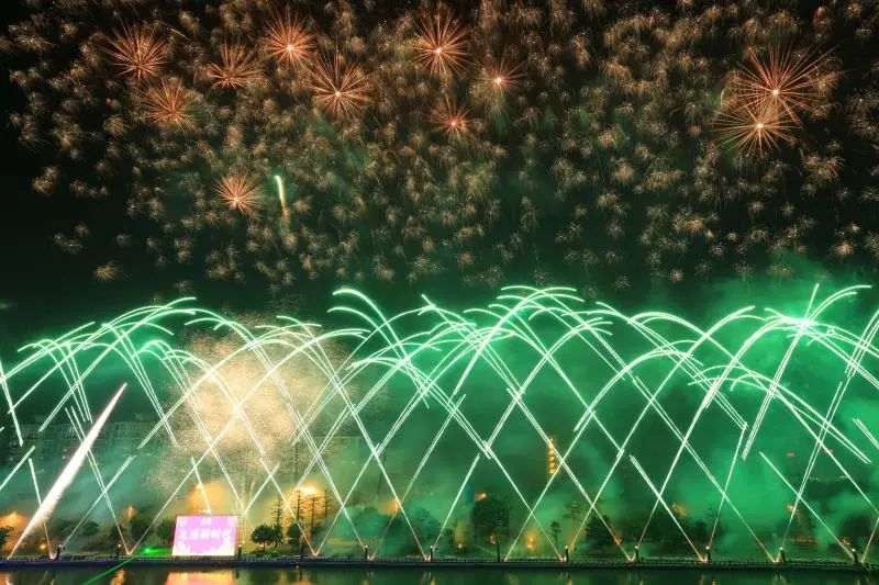 美爆了广州小蛮腰夜景,美爆了的紫色烟花