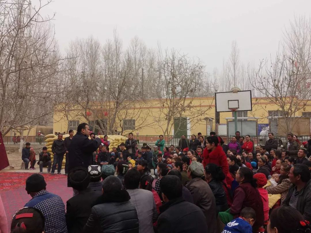 网络安全知识进农村主题宣传活动,给村民宣传网络安全知识