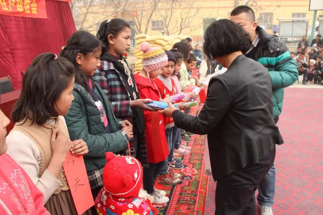 网络安全知识进农村主题宣传活动,给村民宣传网络安全知识