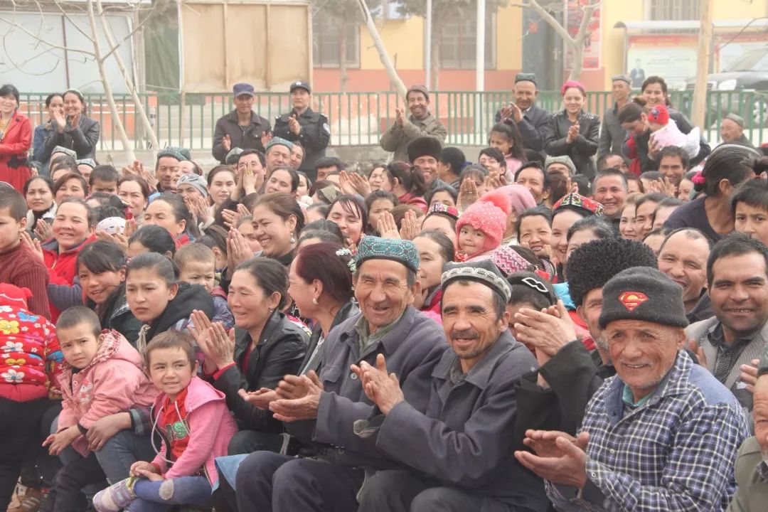 网络安全知识进农村主题宣传活动,给村民宣传网络安全知识