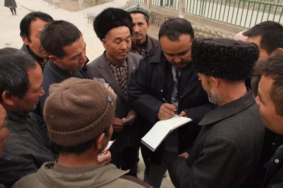 网络安全知识进农村主题宣传活动,给村民宣传网络安全知识