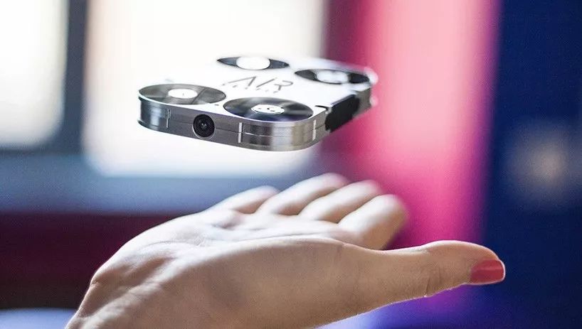 藏在手机壳里放口袋就能带走，这么小的黑科技无人机还是第一次见