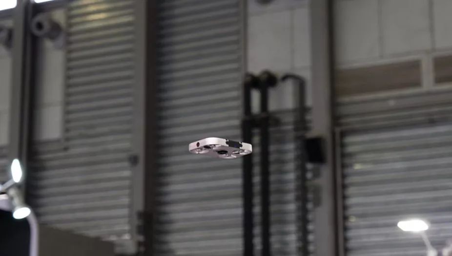 藏在手机壳里放口袋就能带走，这么小的黑科技无人机还是第一次见