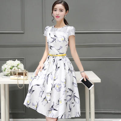 精美的印花连衣裙大方又不失美感,充满浪漫气息的印花连衣裙