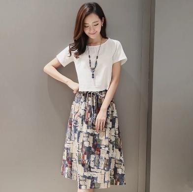 精美的印花连衣裙大方又不失美感,充满浪漫气息的印花连衣裙