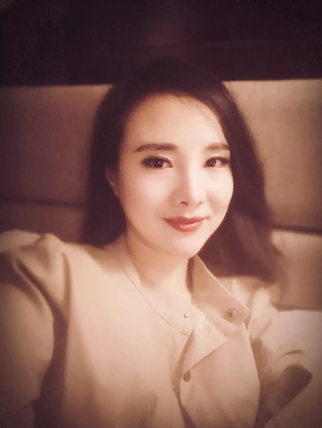 信阳网红美女干露露穿回衣服做自信女人，网友直呼不习惯