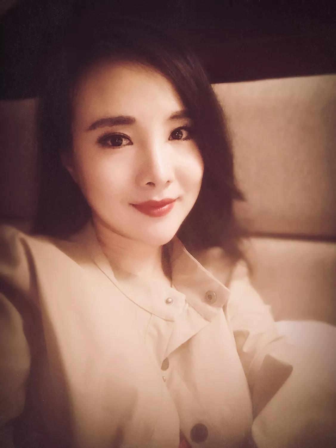 信阳网红美女干露露穿回衣服做自信女人，网友直呼不习惯