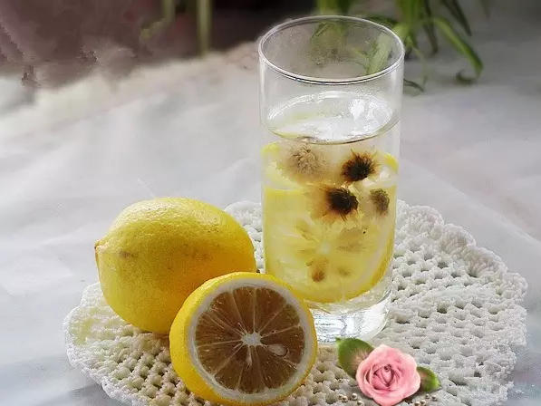 喝出来的美丽容颜，只要柠檬加上它就可以了，可惜很多人都不知道