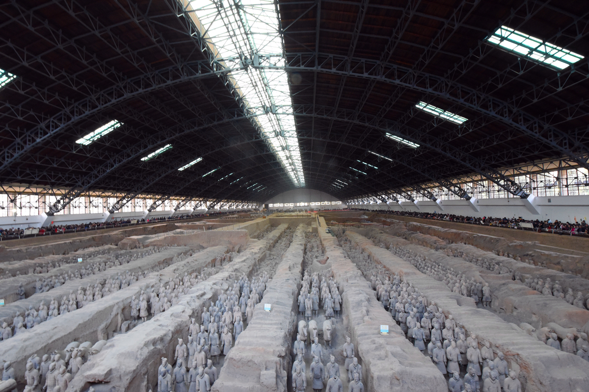 西安兵马俑景区人山人海,11万人挤爆兵马俑景区