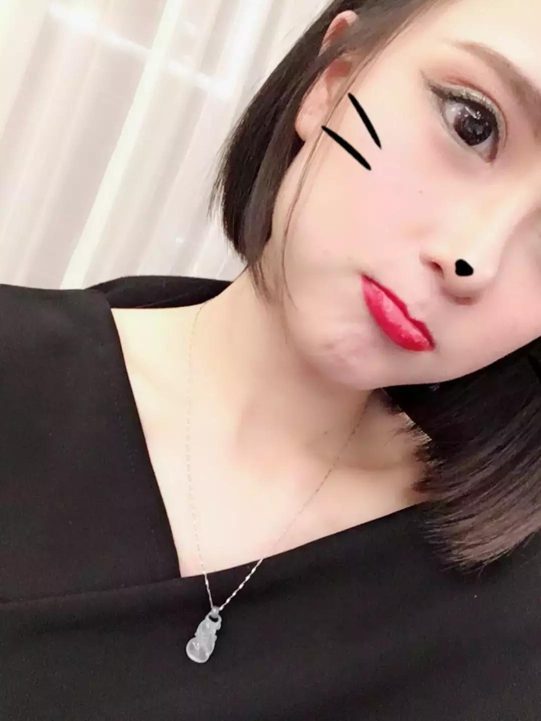 今日为大家曝光这群一年365天天天盆友圈发美食的“小婊砸”们