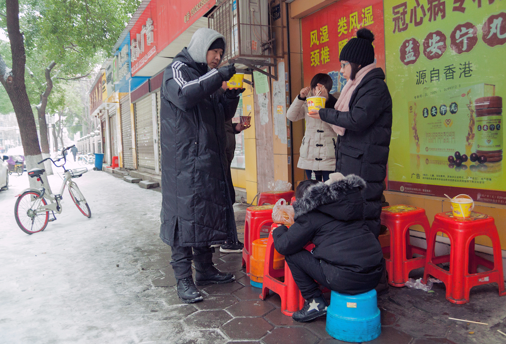 随风飞舞——雪花下武昌街头影像