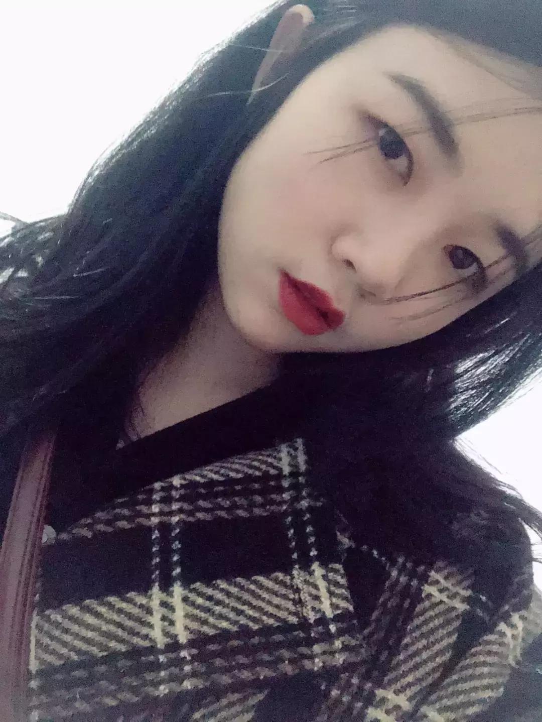 今日为大家曝光这群一年365天天天盆友圈发美食的“小婊砸”们