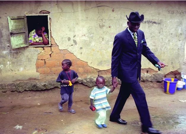 非洲贫民窟的时尚经：即使住最破的垃圾堆里，也穿着最骚的阿玛尼