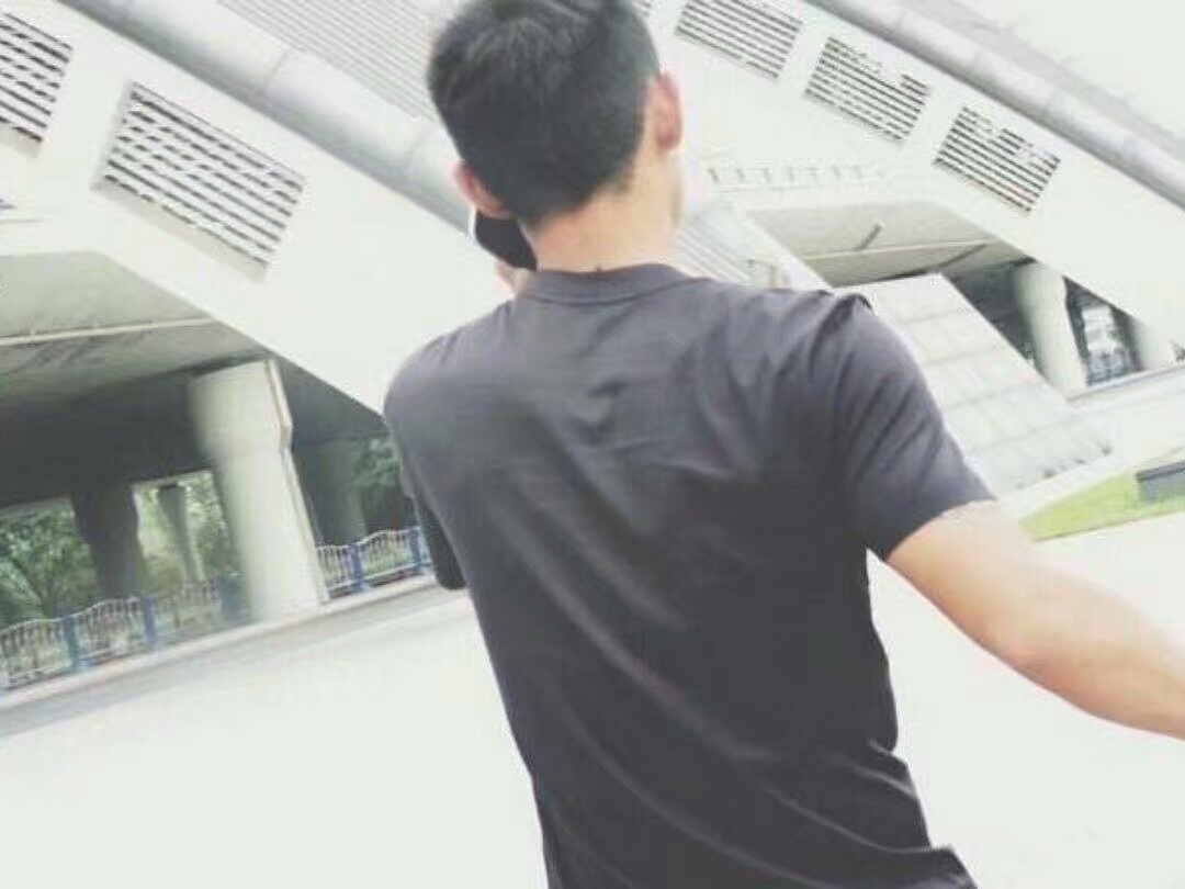 好像他经历了所有的低谷与荣光，却依旧是最初那个鲜衣怒马的少年