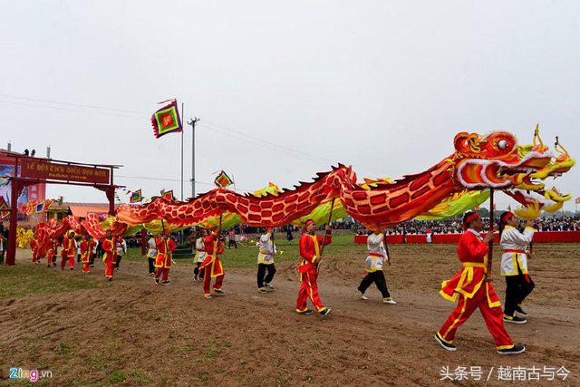 越南最重视的春节庙会，古代皇帝和现代国家元首都亲自下田干活