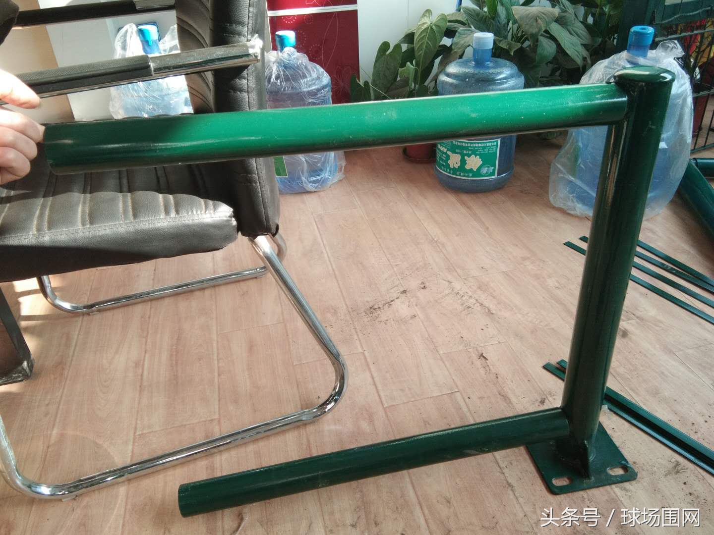 笼式足球场围网报价明细表,五人足球场顶部围网做法