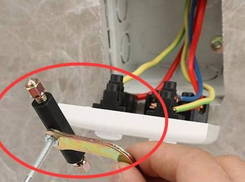 一旦工人这样接电线，记得给他塞多两包烟，住个50年都不成问题！